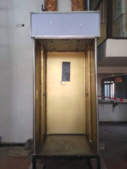 Semi panoramic elevator