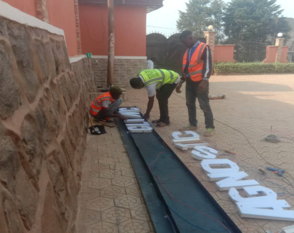 Etude, Fourniture et Installation d'une Enseigne Lumineuse à Lettres pour un Hôpital à Bamenda